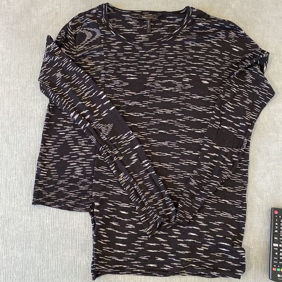 BCBGMAXAZRIA Asymmetrical Long Sleeve Knit Scoop Neck Light Sweater Top - Picture 5 of 9